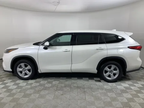 More photos of 2021 Toyota Highlander LE at ALM Mazda South, GA
