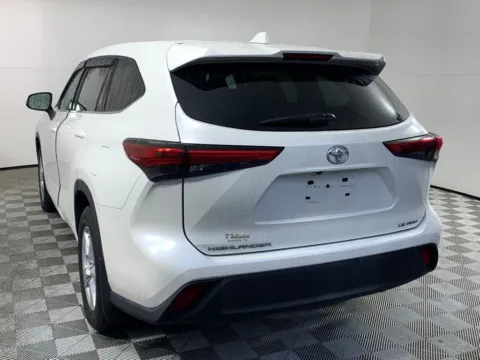 More photos of 2021 Toyota Highlander LE at ALM Mazda South, GA