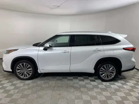 More photos of 2023 Toyota Highlander Hybrid Platinum at ALM Mazda South, GA