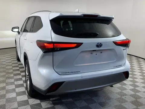 More photos of 2023 Toyota Highlander Hybrid Platinum at ALM Mazda South, GA