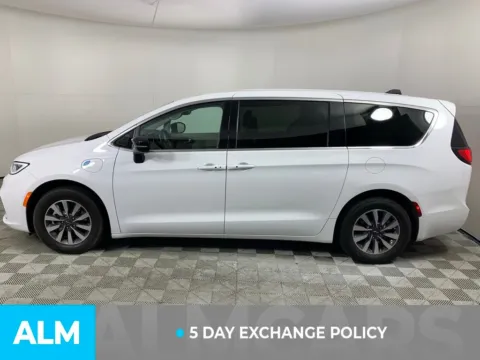 More photos of 2024 Chrysler Pacifica Hybrid Select at ALM Mazda South, GA