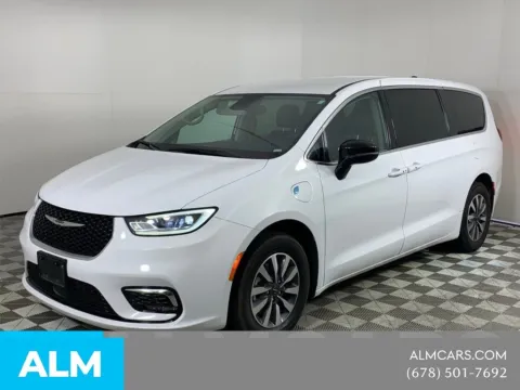 More photos of 2024 Chrysler Pacifica Hybrid Select at ALM Mazda South, GA