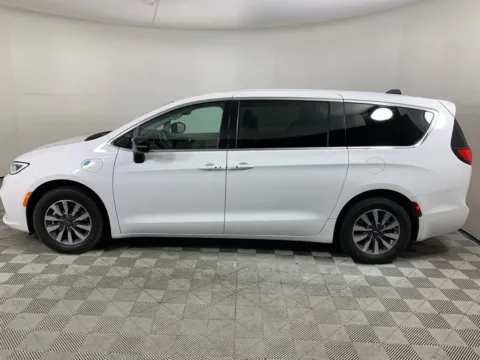 More photos of 2024 Chrysler Pacifica Hybrid Select at ALM Mazda South, GA
