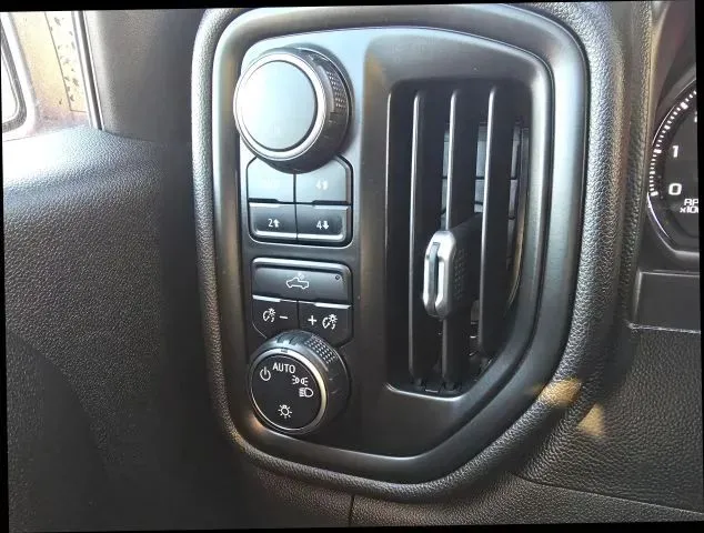 2020 Chevrolet Silverado 1500 Crew Cab thumbnail 16