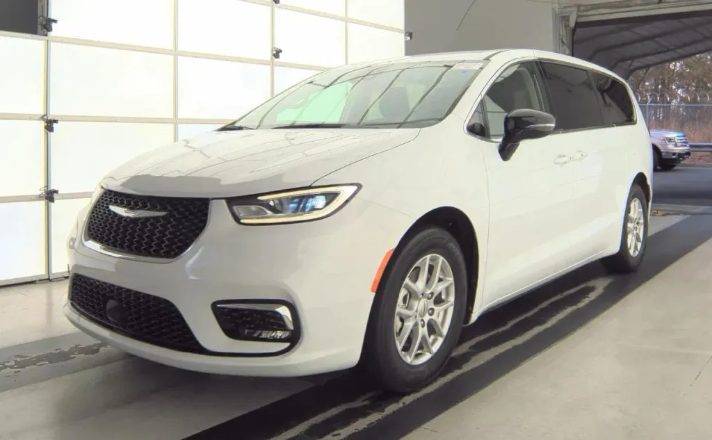 2024 Chrysler Pacifica Touring L's photo