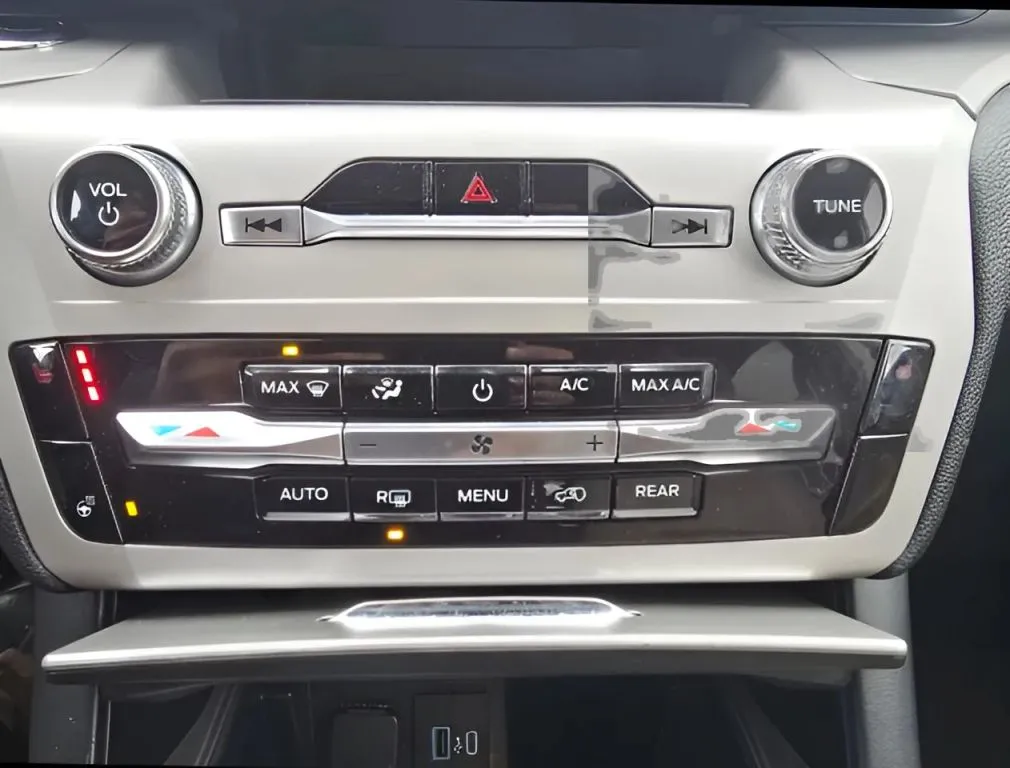 2023 Ford Explorer thumbnail 11