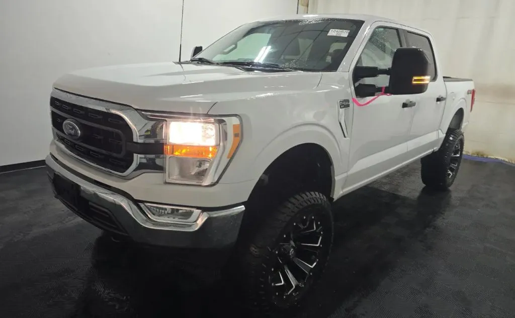 White 2022 Ford F-150 SuperCrew Cab XLT Pickup 4D 5 1/2 ft for sale in Portage, IN