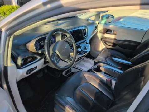 More photos of 2017 Chrysler Pacifica Touring-L Plus Minivan 4D at Main Street Motors, IN