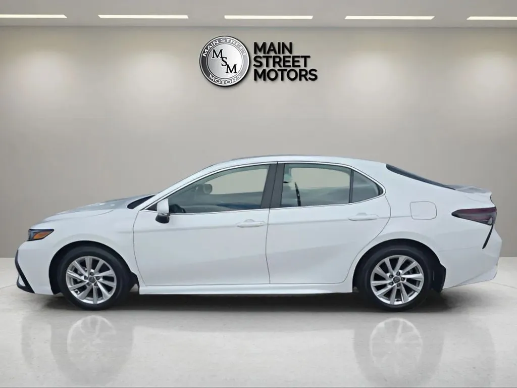 Toyota Camry photo 2