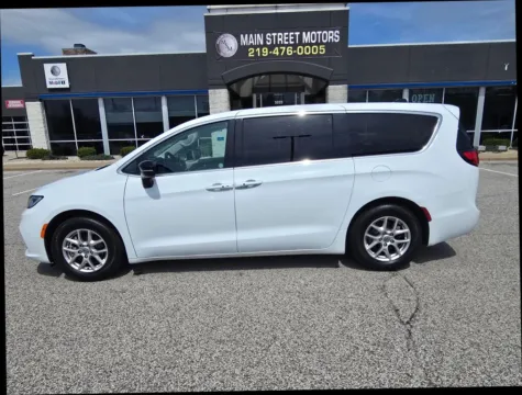 White 2024 Chrysler Pacifica Touring L Van 4D for sale in Portage, IN