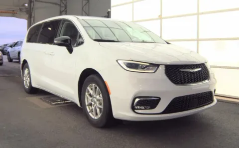 White 2024 Chrysler Pacifica Touring L Van 4D for sale in Portage, IN