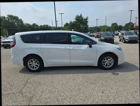 More photos of 2026 Chrysler Pacifica Select Van 4D at Main Street Motors, IN