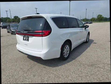 More photos of 2026 Chrysler Pacifica Select Van 4D at Main Street Motors, IN