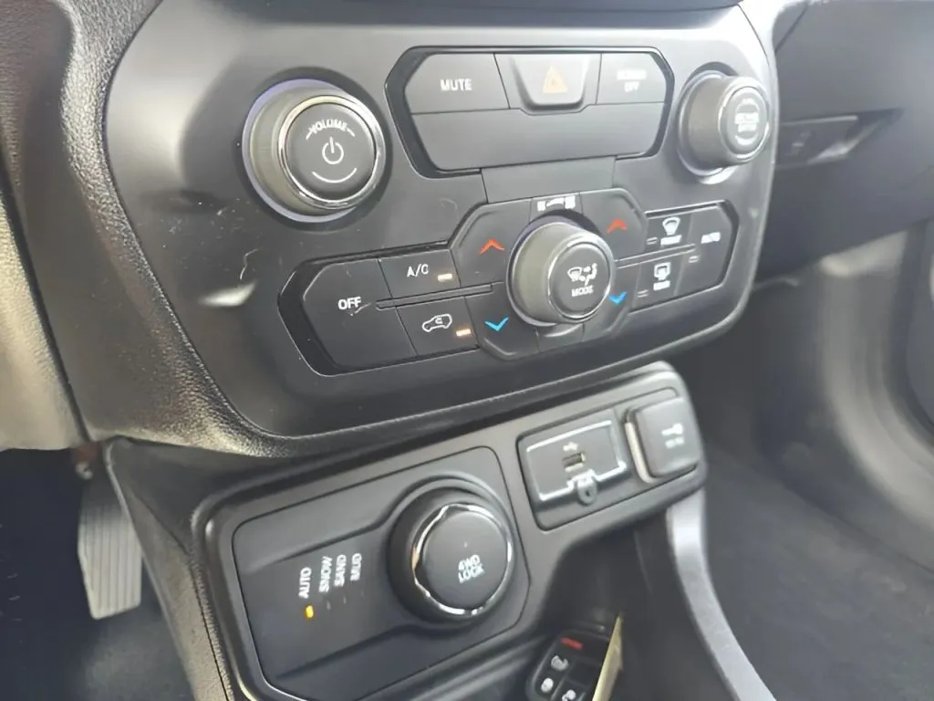 Jeep Renegade photo 27