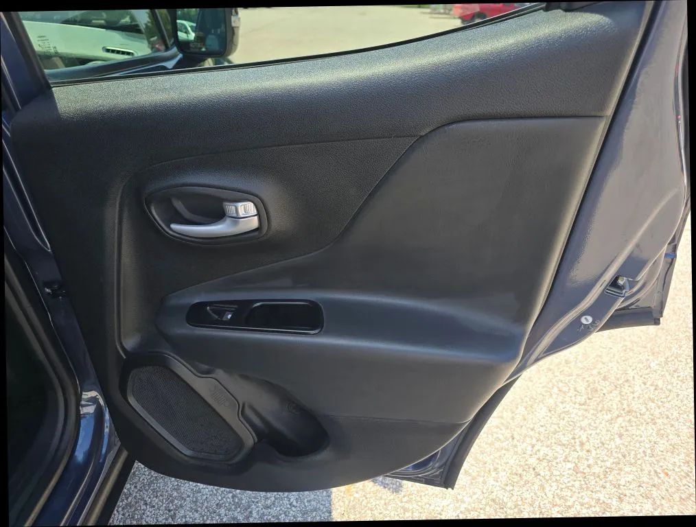 Jeep Renegade photo 18