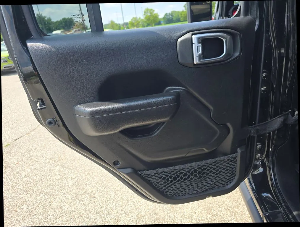 Jeep Wrangler photo 11