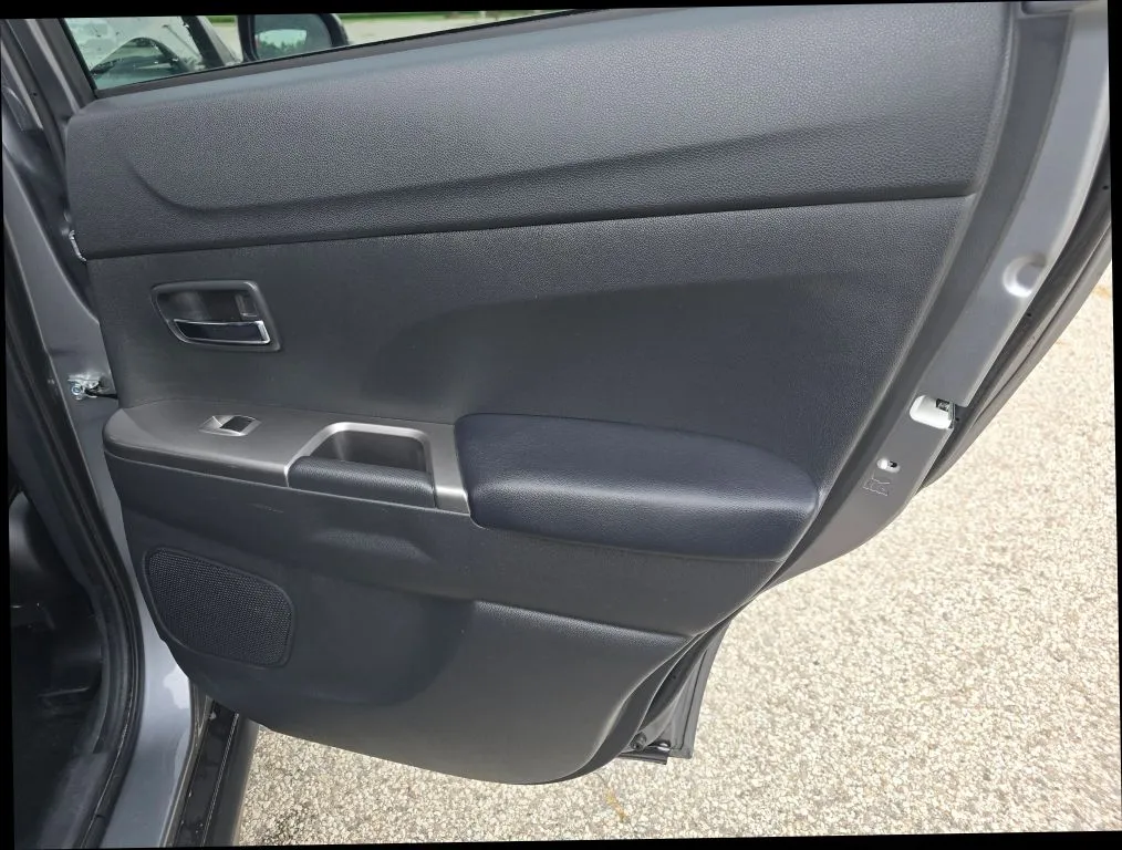 Mitsubishi Outlander Sport photo 18