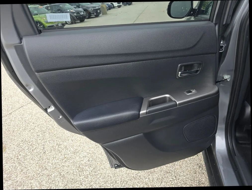 Mitsubishi Outlander Sport photo 11