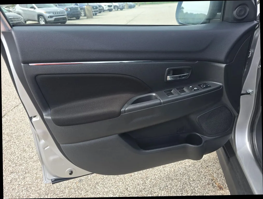Mitsubishi Outlander Sport photo 9