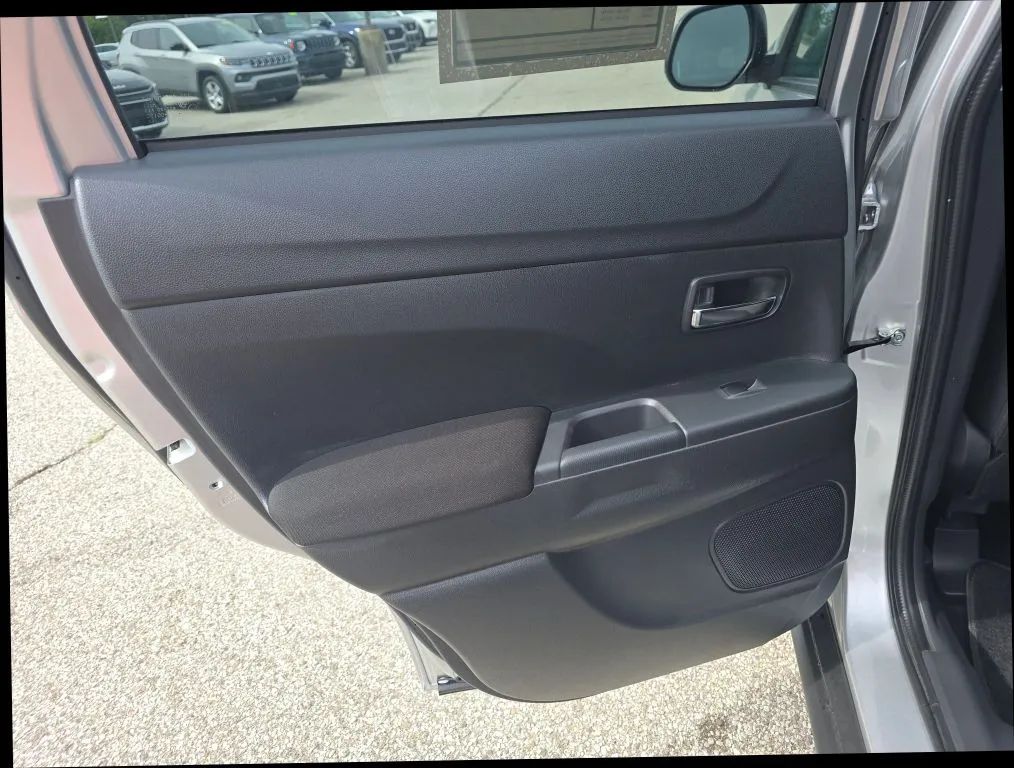 Mitsubishi Outlander Sport photo 11