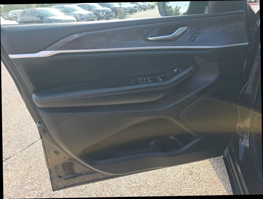 Jeep Grand Cherokee L photo 9