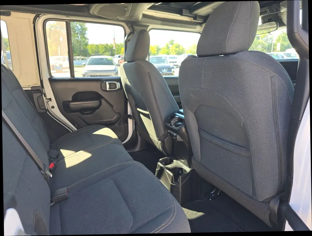 Jeep Wrangler photo 19