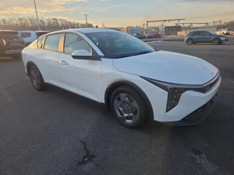 White 2025 Kia K4 LX for sale in Hamburg, PA