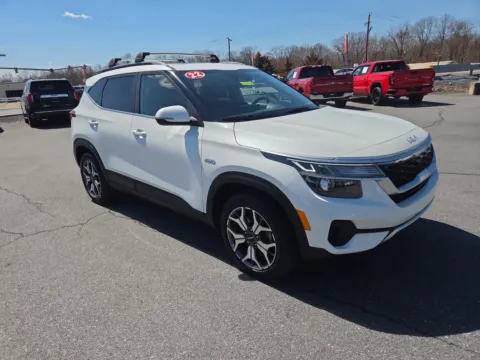 White 2022 Kia Seltos EX AWD for sale in Hamburg, PA
