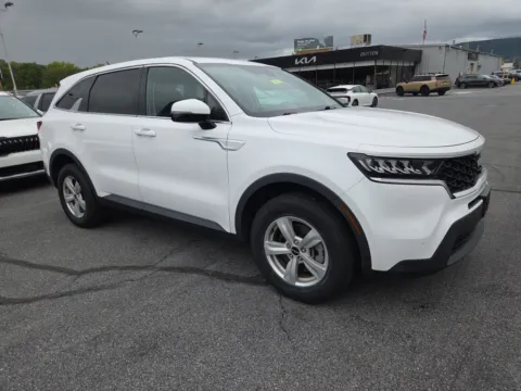 White 2023 Kia Sorento LX AWD for sale in Hamburg, PA