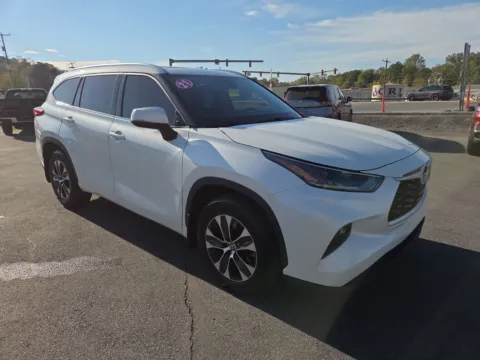 Used 2021 Toyota Highlander XLE AWD for sale in Hamburg, PA at