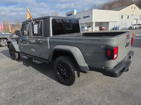 More photos of 2022 Jeep Gladiator Altitude at Outten Chrysler Dodge Jeep RAM of Hamburg, PA
