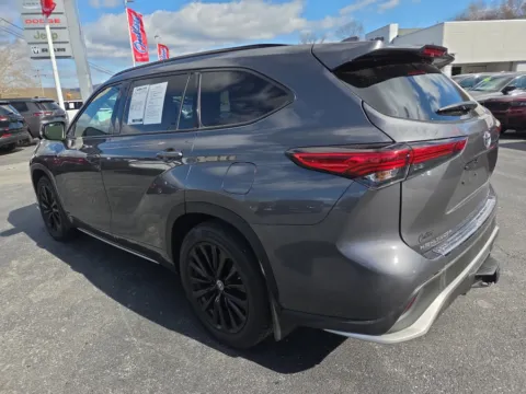 More photos of 2023 Toyota Highlander XSE at Outten Chrysler Dodge Jeep RAM of Hamburg, PA