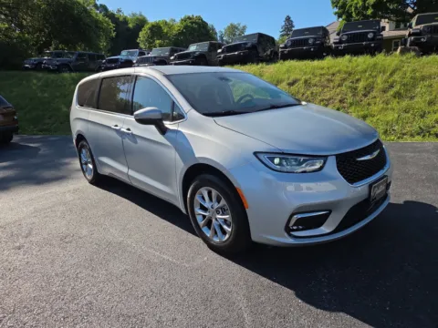 Silver 2023 Chrysler Pacifica Touring L for sale in Hamburg, PA
