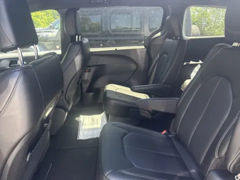 More photos of 2027 Chrysler Pacifica Select at Outten Chrysler Dodge Jeep RAM of Hamburg, PA