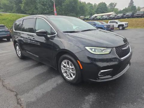 Black 2023 Chrysler Pacifica Touring L for sale in Hamburg, PA