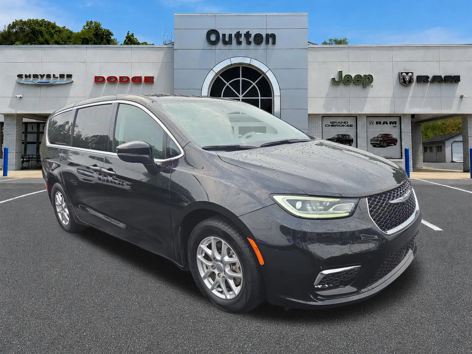 Black 2023 Chrysler Pacifica Touring L for sale in Hamburg, PA
