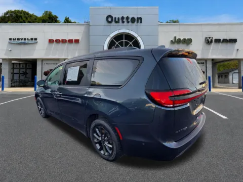 More photos of 2021 Chrysler Pacifica Touring L at Outten Chrysler Dodge Jeep RAM of Hamburg, PA