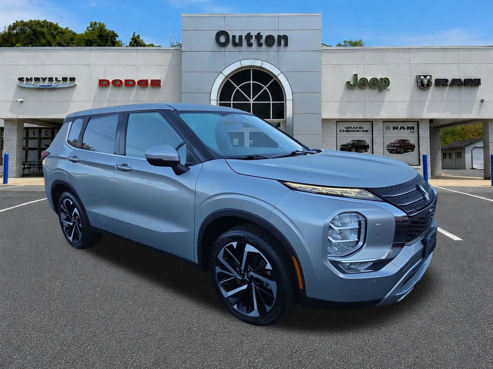 2023 Mitsubishi Outlander SE