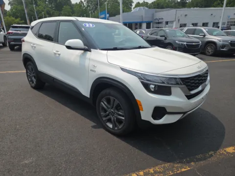 White 2023 Kia Seltos LX for sale in Hamburg, PA