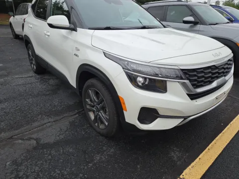 White 2023 Kia Seltos LX for sale in Hamburg, PA