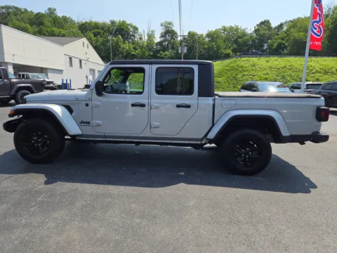 More photos of 2022 Jeep Gladiator Altitude at Outten Chrysler Dodge Jeep Ram of Tamaqua, PA