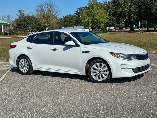 2018 Kia Optima LX's photo