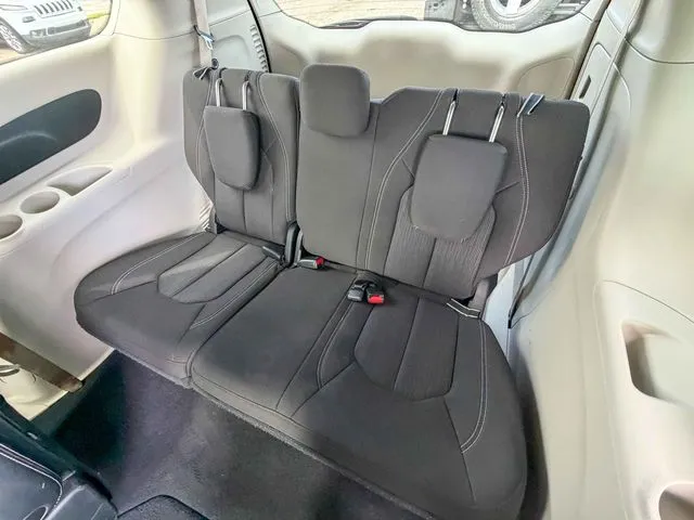 2022 Chrysler Voyager LX - Photo 6