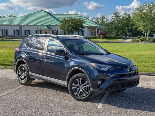 2018 Toyota RAV4 LE's photo