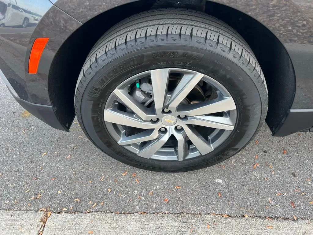 2023 Chevrolet Equinox LT photo 3