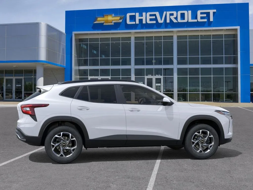 2026 Chevrolet Trax LT photo 2