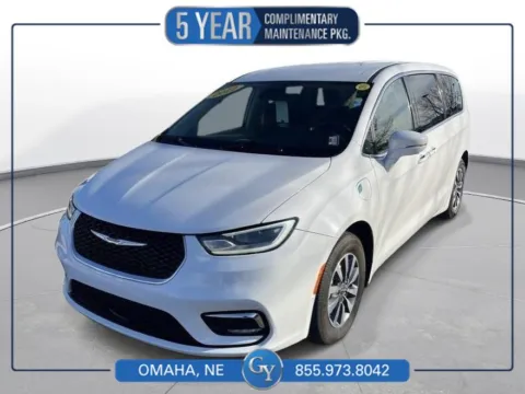 White 2022 Chrysler Pacifica Hybrid Touring L for sale in Omaha, NE