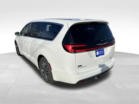 More photos of 2022 Chrysler Pacifica Hybrid Touring L at Gregg Young Chevrolet - Omaha, NE