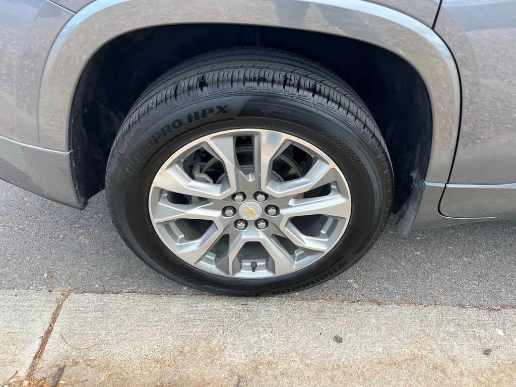 2019 Chevrolet Traverse Premier photo 2