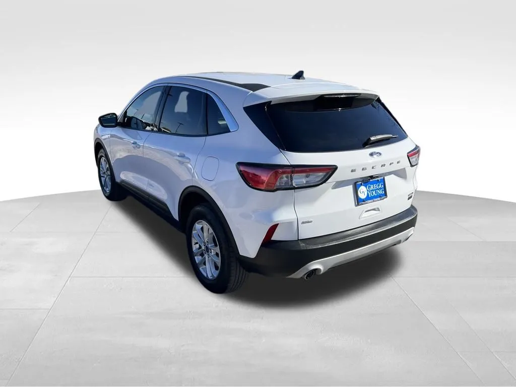 2022 Ford Escape Hybrid SE photo 2